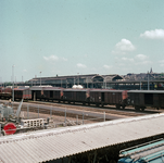 849185 Gezicht op het goederenemplacement bij het N.S.-station Utrecht C.S. vanaf de Mineurslaan te Utrecht, met op de ...